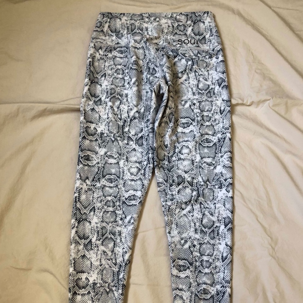 soulcycle x soulcycle white snakeskin 3/4 leggings